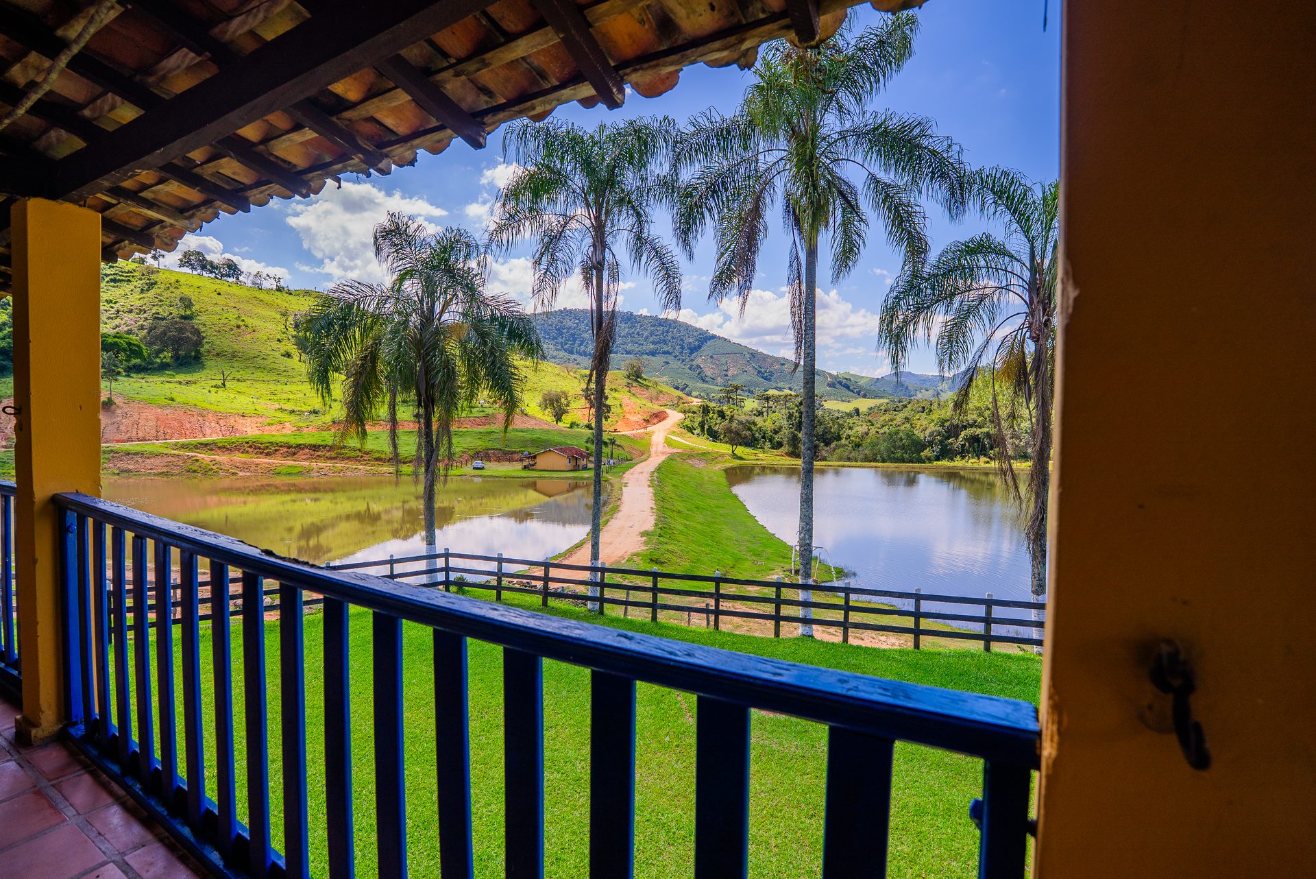Vista do lago a partir da varanda do casarão